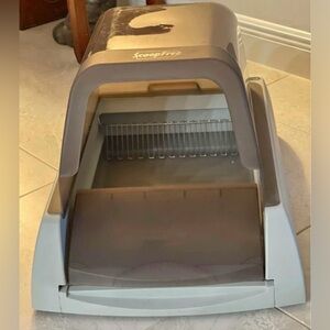 PetSafe ScoopFree Crystal Self Cleaning Automatic Cat Litter Box with Hood.